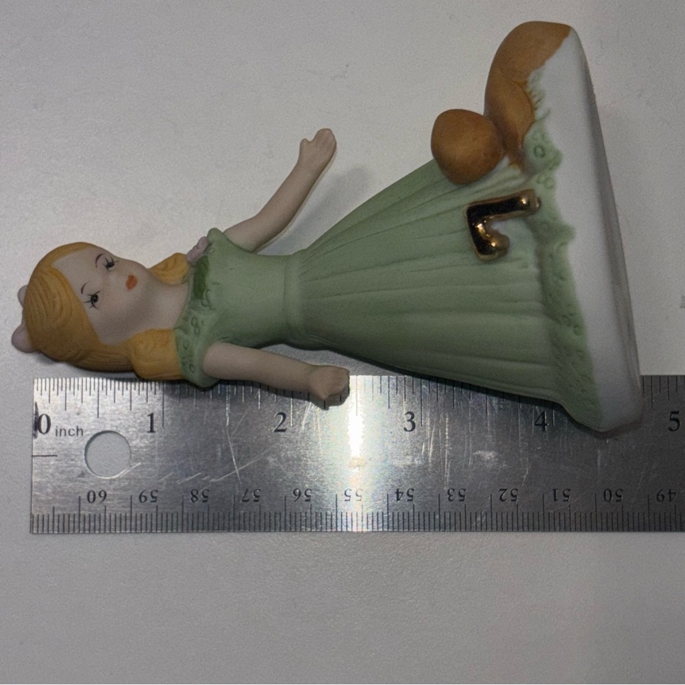 Enesco 1981 bisque porcelain “Growing Up Birthday Girls” age 7 figurine. - Picture 5 of 5